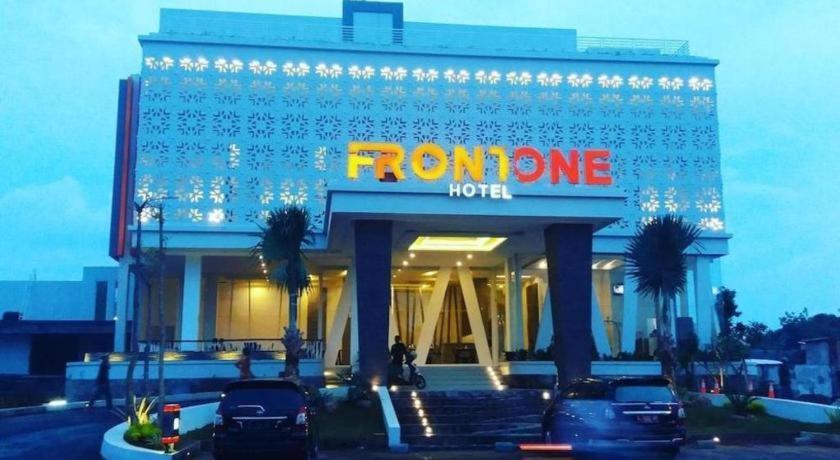 Front One Hotel Pamekasan Madura Exterior foto