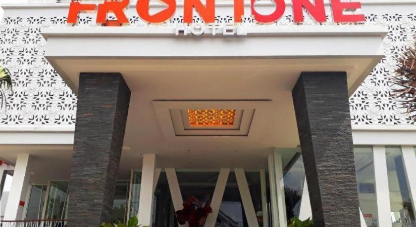 Front One Hotel Pamekasan Madura Exterior foto