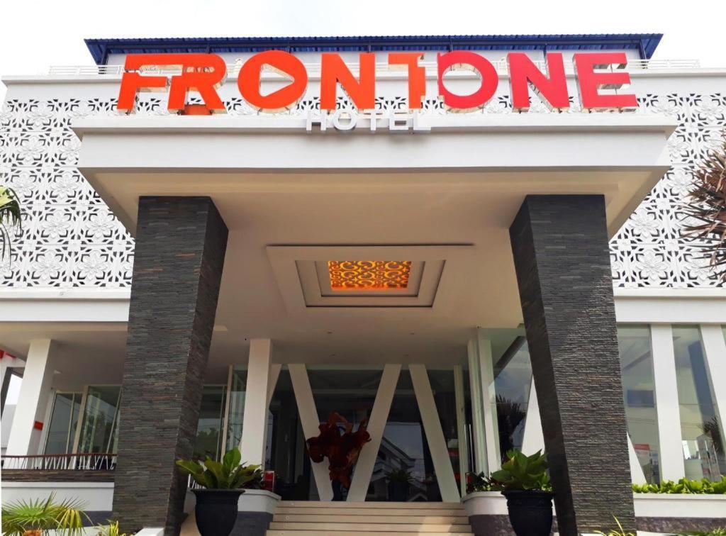 Front One Hotel Pamekasan Madura Exterior foto