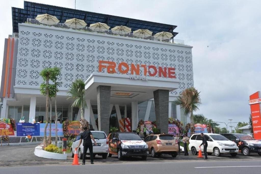 Front One Hotel Pamekasan Madura Exterior foto